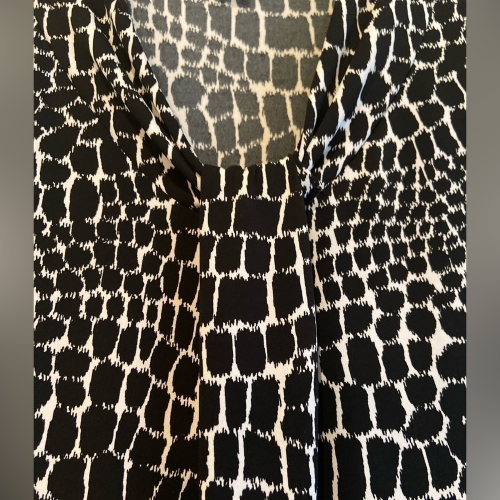 Dana Buchman~Gator Skin Print Top~Gathered Oval Neckline~Sleeveless~Size M - Picture 7 of 12